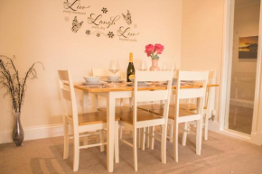 STUNNING 3 Double Bedroom Apartment - *Town Centre / Near Beach*